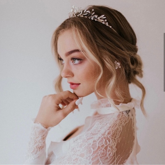 Untamed Petals wedding tiara - Picture 2 of 8